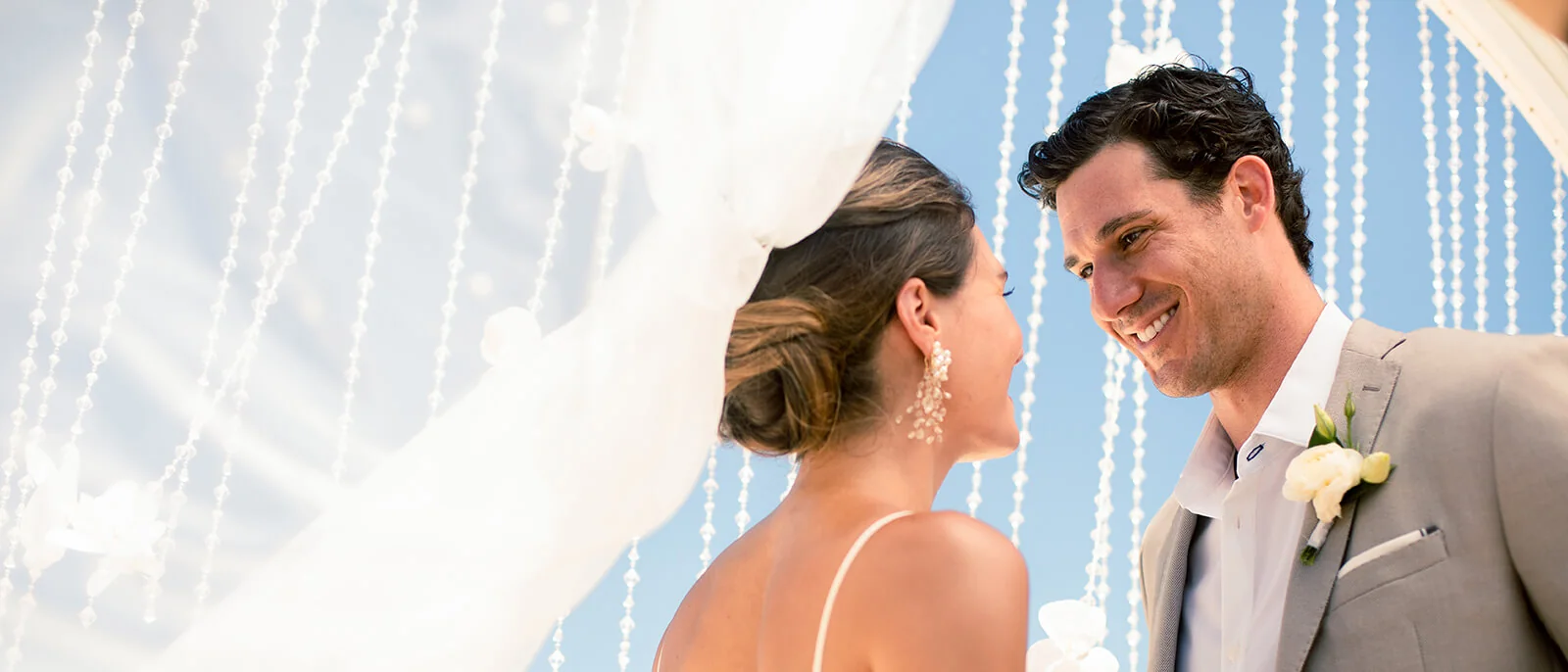 Pareja en una locación para bodas