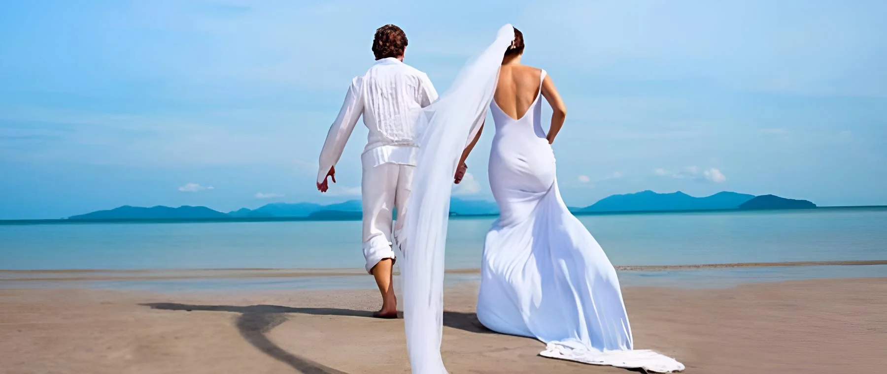 Pareja en una boda frente al mar