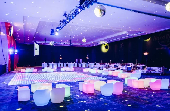 Salón preparado para una reunión o evento