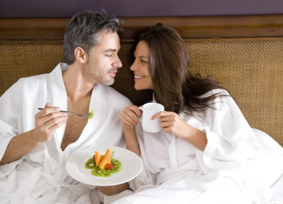 Pareja disfrutando su luna de miel