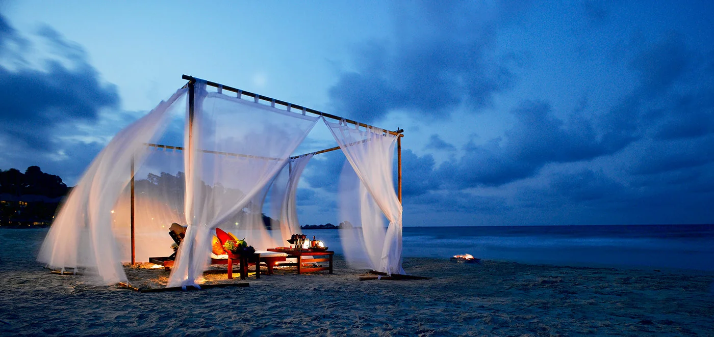 Cena romántica frente al mar para luna de miel
