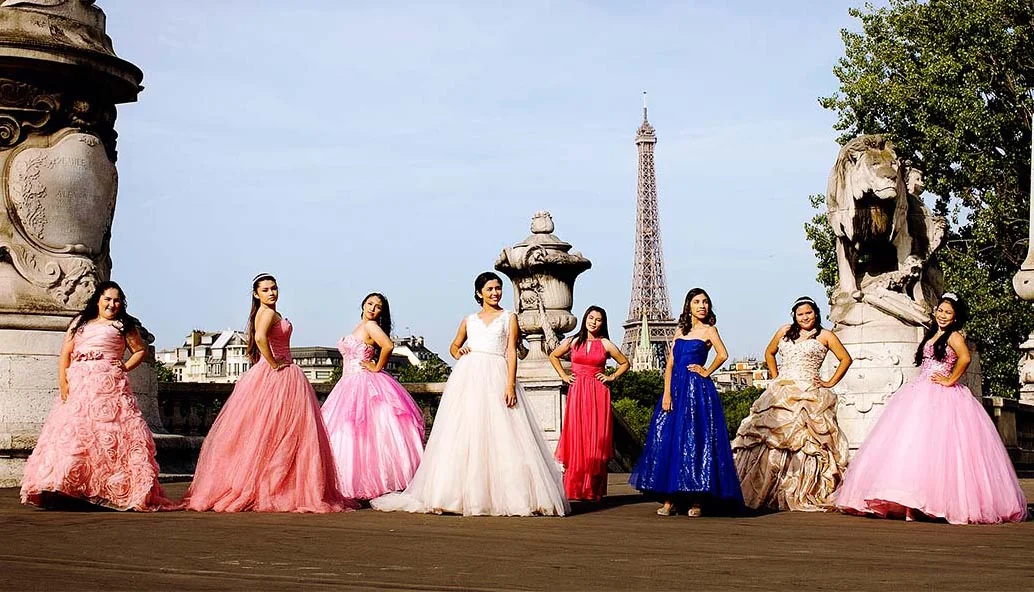 Quinceañeras durante un viaje a París